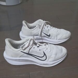 Excellent Condition MEN Nike White and Black Running Shoes